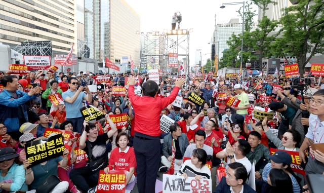 자유한국당 황교안 대표가 지난 5월 25일 오후 서울 종로구 세종문화회관 앞에서 열린 '문재인 STOP, 국민이 심판합니다!' 규탄대회에 참석해 지지자들에게 인사를 하고 있다./뉴시스