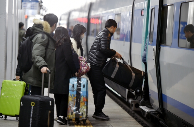 지난 2월 설 연휴 때 동대구역 KTX 플랫폼에서 귀성객들이 열차에 탑승하는 모습. 사진=뉴시스 