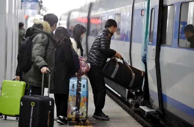 지난 2월 설 연휴 때 동대구역 KTX 플랫폼에서 귀성객들이 열차에 탑승하는 모습. 사진=뉴시스