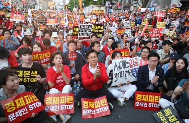  25일 오후 서울 광화문 세종문화회관 앞에서 열린 자유한국당 6번째 '문재인 STOP, 국민이 심판합니다' 장외집회에서 황교안 대표와 나경원 원내대표 등이 박수를 치고 있다./연합뉴스