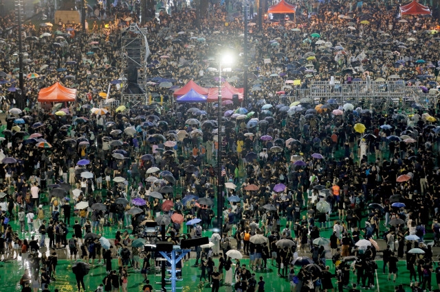 18일 홍콩 빅토리아 공원에서 시민들이 모여들고 있다. 폭우 속에서도 시민들은 차분하게 우산을 들고 시위를 이어가는 모습이다./뉴시스 