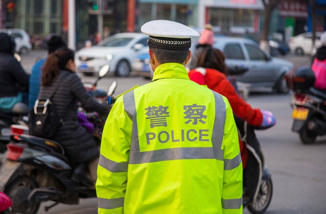 AI로봇 교통 경찰이 중국 하북성에 등장했다.