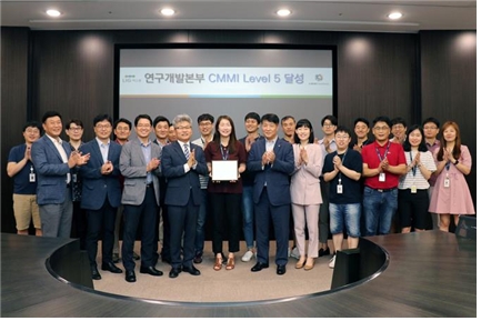 LIG넥스원 임직원들이 19일 판교R&D센터에서 CMMI 레벨 5 인증서를 들고 기념사진을 찍고 있다. 사진=LIG넥스원