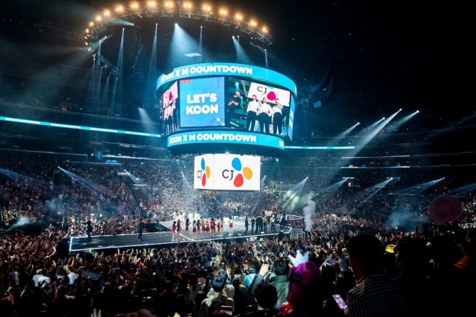 'KCON 2019 LA’가 열린 LA스테이플즈센터 콘서트 무대 전경. 사진=CJ ENM