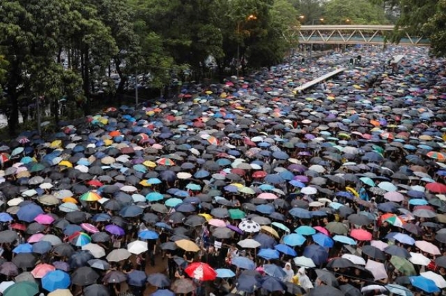 18일 빗속에서 홍콩빅토리아공원에서 열린 반정부시위에 170만명이 참가해 평화로운 시위를 벌였으며, 우려했던 중국의 무력개입은 없었다.