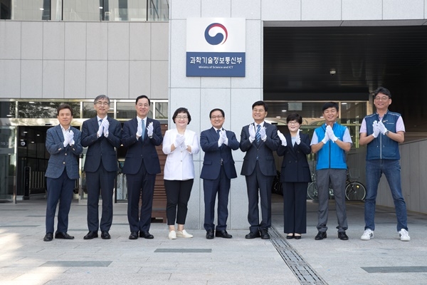 과학기술정보통신부가 19일 오전 세종특별자치시 세종파이낸스센터에서 현판식을 개최했다. 왼쪽부터 전성배 과학기술정보통신부 기획조정실장, 김성수 과학기술정보통신부 과학기술혁신본부장, 민원기 과학기술정보통신부 제2차관, 문미옥 과학기술정보통신부 제1차관, 유영민 과학기술정보통신부 장관, 이춘희 세종특별자치시장, 김진숙 행정중심복합도시건설청장,이의기 국가공무원노동조합 과학기술정보통신부 위원장, 송영섭 전국공무원노동조합 과학기술정보통신부 지부장.(사진=과기정통부)