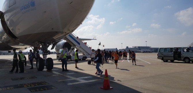 지난 7일 상하이 푸동공항에 내린 캠프 참가자들과 교사들이  버스를 타기 위해 정류장으로 이동하고 있다. 사진=박상후 기자