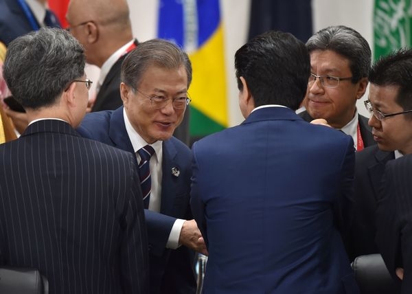 문재인 대통령이 지난 6월 29일 일본 오사카에서 열린 G20 정상회담에서 아베 신조 일본총리와 악수를 나누고 있다. 사진=로이터/뉴스1
