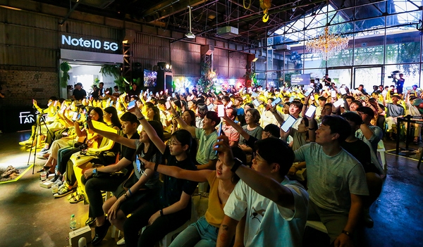 지난 17일 대구 북구 빌리웍스에서 진행된 '갤럭시 팬 파티'에 참석한 갤럭시 팬들이 공연을 즐기는 모습(사진=삼성전자)