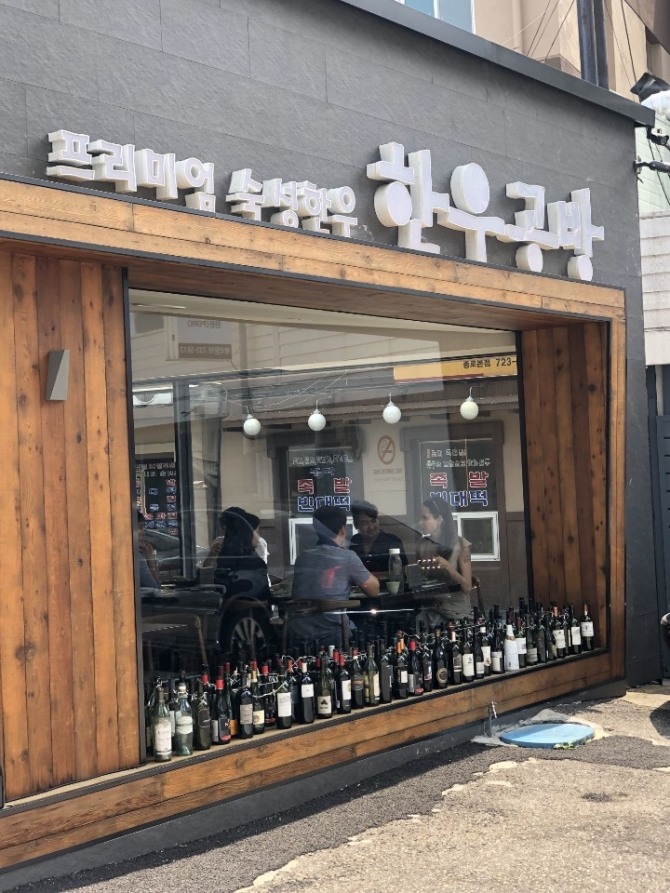 안젤리나 졸리와 아들 매덕스는 연세대 입학을 위해 한국을 방문중이며, 점심 때 한우식당에서 식사를 하는 모습이 포착됐다. 사진=글로벌이코노믹 독자 제공