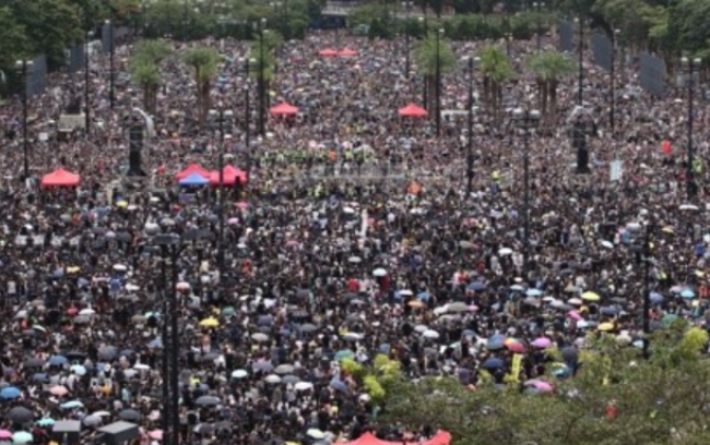 지난 19일 홍콩의 빅토리아공원에서 170만 명이 참가한 대규모 반정부시위가 평화적으로 열렸다.