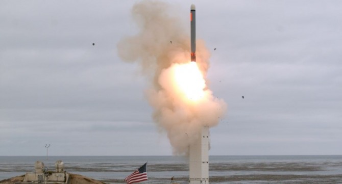 미국의 지상발사형 중거리 순항미사일이 발사관에서 발사되고 있다. 사진=미국 국방부.