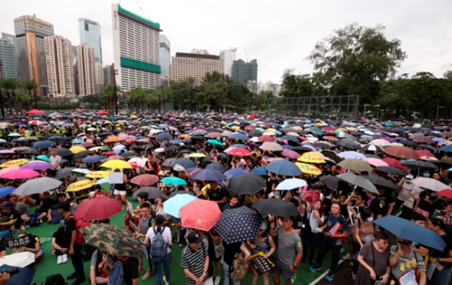 지난 18일 홍콩에서 대규모 반정부시위를 펼치고 있는 시민들.