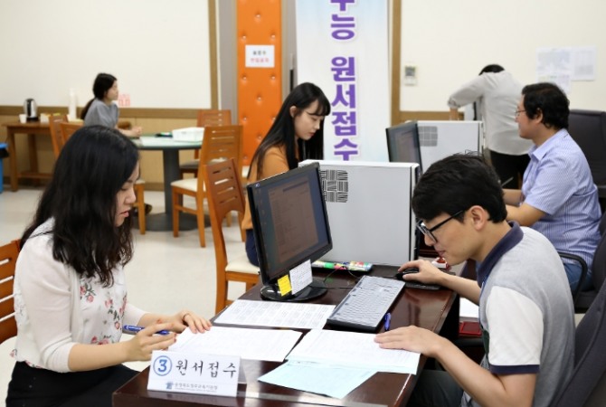 지난해 8월 2019 대학수학능력시험을 앞두고 충북 청주교육지원청 접수장에서 수험생들이 응시원서를 접수하고 있다.사진=뉴시스