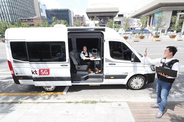 KT 네트워크부문 직원들이 서울 광화문 본사 앞에서 5G 품질 측정 차량에서 KT 5G 네트워크 품질을 측정 및 분석하고 있다.(사진=KT)
