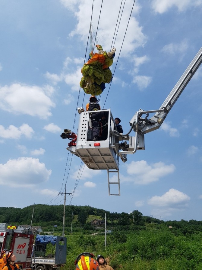 20일 오후 12시45분께 충북 단양군 가곡면 덕천리에서 페러글라이딩을 하던 조종사 A(48)씨와 체험객 B(33)씨가 전깃줄에 걸리는 사고가 발생했다./사진=충북소방본부 제공