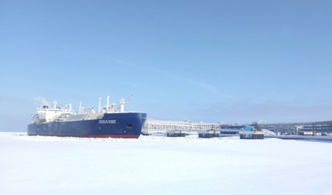 러시아 시베리아의 야말반도에서 액화천연가스(LNG)를 운송하기 위한 쇄빙운반선이 사베타항에 정박해 있다. 사진=로이터