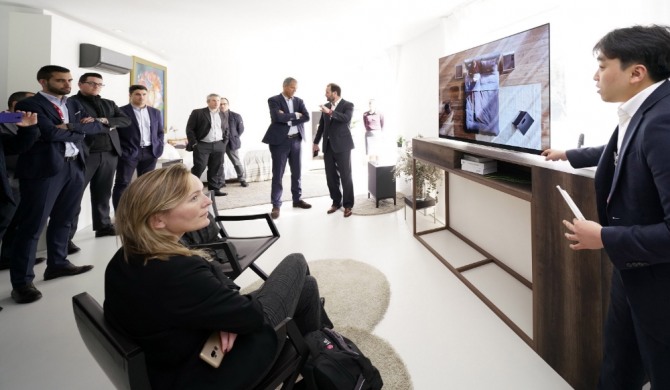 유럽 거래선 관계자들이 2019년형 LG 올레드 TV를 살펴보고 있다. 사진=LG전자 제공 