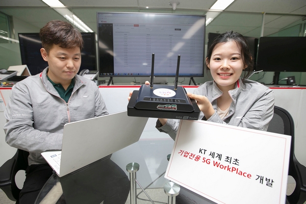 서울시 서초구 우면동에 위치한 융합기술원 내 연구실에서 직원들이 KT 5G 워크팩토리 서비스를 시연하고 있다. (사진=KT)