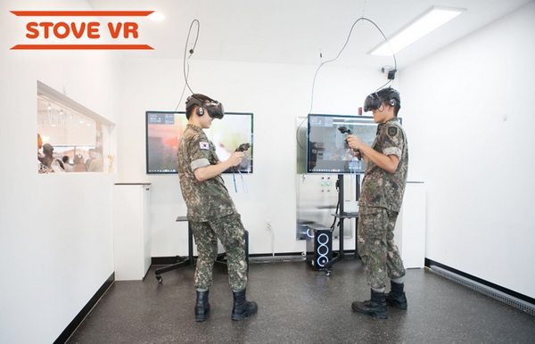 육군 부대 내 마련된 스토브의 STOVE VR 플랫폼 내 게임을 즐기는 육군 장병들. (사진=스마일게이트 스토브)