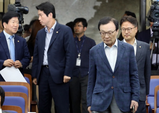 21일 서울 여의도 국회에서 열린 더불어민주당 의원총회에 이해찬 대표가 심각한 표정으로 입장하고 있다./뉴시스