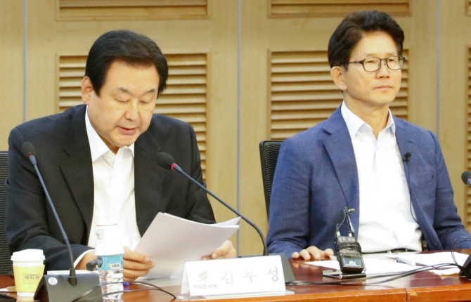 김무성 자유한국당 의원과 김문수(오른쪽) 전 경기도지사가 지난 20일 서울 국회 의원회관에서 열린 김무성, 정진석 의원 공동주관 '열린토론, 미래: 대안찾기' 토론회에서 발언을 하고 있다./뉴시스 