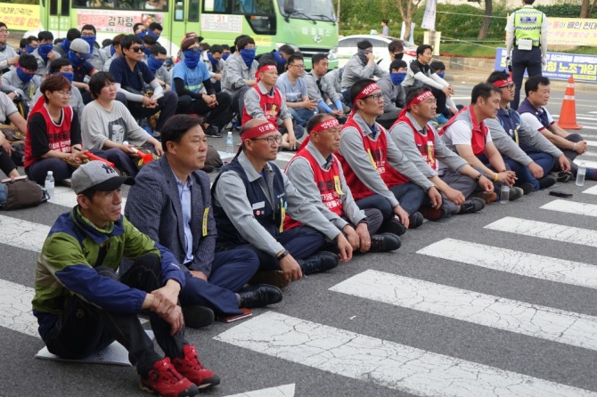 현대중공업 노조가 지난 6월 20일 오후 울산 동구 현대중공업 정문 앞에서 물적분할 무효와 임금인상을 요구하며 원·하청 공동집회를 벌이고 있다./뉴시스