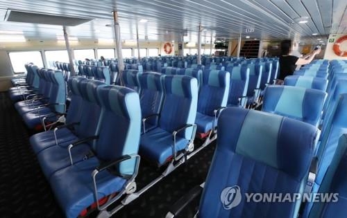 '노노재팬'(일본 불매운동) 영향으로 부산에서 대마도로 향하는 한 여객선 좌석이 텅 비어 있다./연합뉴스