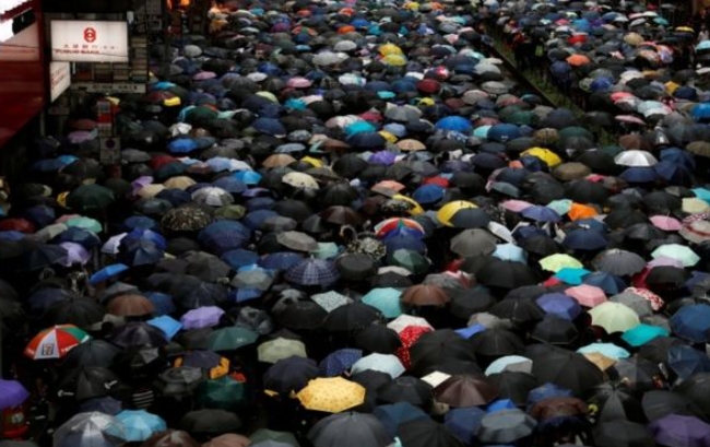사진은 지난 18일 폭우 속에서 열린 170만 명이 참여한 홍콩의 반정부시위 행렬. 