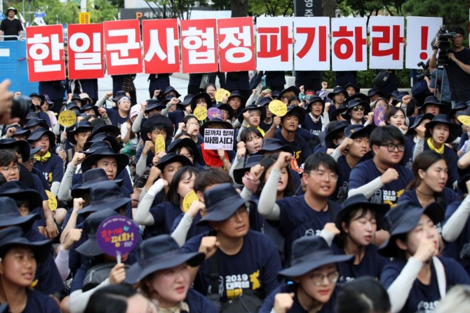 2019 대학생 통일 대행진단이 지난 14일 오후 서울 종로구 외교부 청사 앞에서 열린 한일군사정보보호협정(지소미아, GSOMIA) 파기 촉구 집회에서 구호를 외치고 있다./뉴시스 