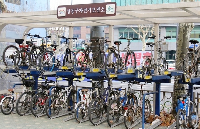 (위부터)전철 인천선과 수원선이 교차하는 구로역 자전거 주차대와 성동구 인도에 자리한 자전거 주차대. 구로역 주차대는 2층으로 돼 있어 수천대의 자전거가 깔끔하게 주차돼 있다. 사진=글로벌이코노믹 정수남 기자