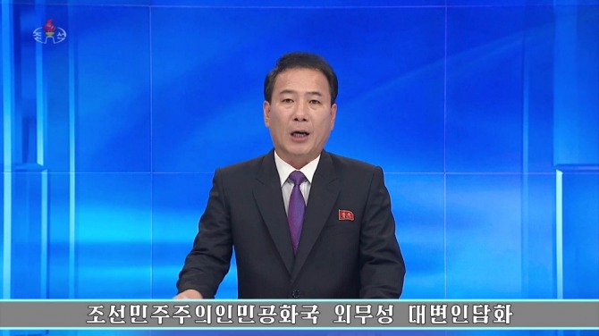 북한 조선중앙TV는 6일 외무성 대변인 담화를 통해 한미 군사 훈련이 계속되고 있다면서 계속되는 경고를 무시할 경우 새로운 길을 모색하게 될 수도 있다고 밝혔다. (사진=조선중앙TV 캡처 ) /뉴시스