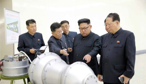 북한 김정은이 2017년 9월3일 핵무기연구소에서 대륙간탄도탄급 미사일 '화성-14형'의 '핵탄두(수소탄)'를 시찰하고 있다. 사진=뉴시스