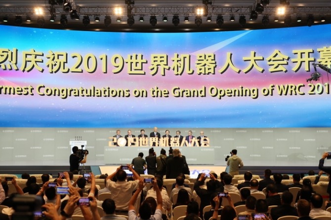 '2019 세계 로봇대회'가 20일 베이징에서 개막했다. 중국이 세계 로봇 시장의 30%를 차지해 명실공히 세계 최대의 로봇 국가로 등극한 사실이 판명됐다.