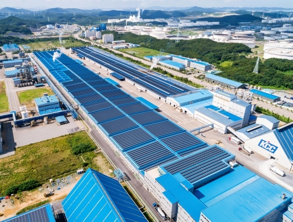 중부권 최대 규모 지붕형 태양광 발전소가 설치된 KCC 대죽공장. 사진=KCC