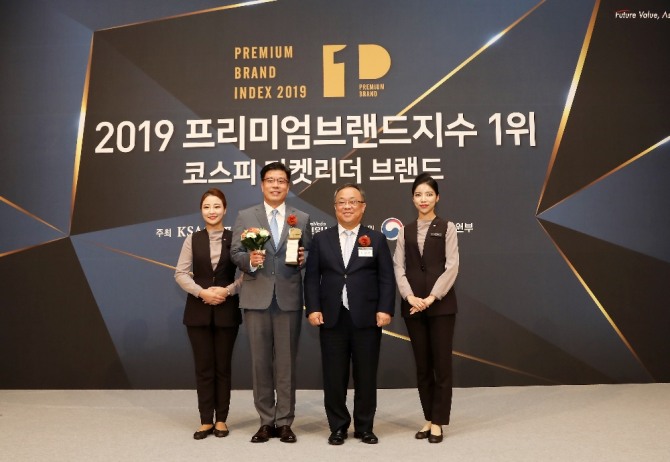 지난 20일 롯데호텔서울 크리스탈볼룸에서 열린 ‘2019 프리미엄 브랜드 지수(KS-PBI)’ 시상식에서 롯데호텔 국내영업본부 서정곤 본부장(왼쪽 두 번째)과 이상진 한국표준협회 회장(왼쪽 세 번째)이 기념 촬영을 하고 있다. 사진=롯데호텔