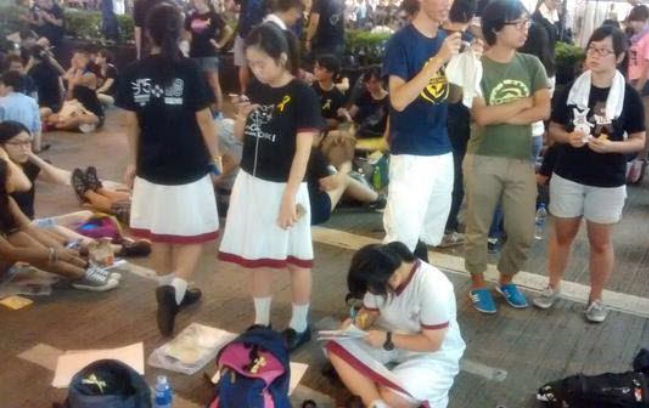 홍콩에서 22일 처음으로 중·고교생들이 주최한 반정부시위가 열려 평화적으로 진행됐다. 