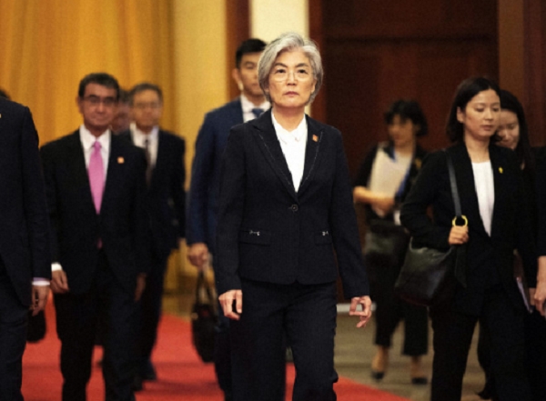 중국 베이징에서 리커창 중국총리와 면담하기 위해 자리를 옮기는 강경화 한국 외무장관(가운데)과 고노 다로 일본 외무상(왼쪽).사진=AP/뉴시스