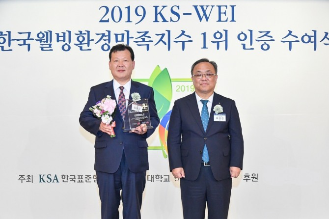 지난 22일 서울 소공동 롯데호텔에서 열린 ‘2019 한국웰빙환경만족지수’ 시상식에서 후디스 ‘산양분유·산양유아식’이 12년 연속 1위로 선정돼 일동후디스 김봉구 상무(왼쪽), 한국표준협회 이상진 회장이 기념 촬영을 하고 있다. 사진=일동후디스