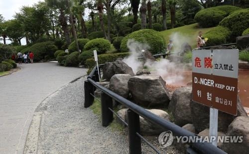 지난 13일 일본 오이타현 온천마을 벳푸(別府)의 '바다 지옥 순례(地獄巡禮)' 관광지. 평소 같으면 한국인으로 넘쳐났을 이곳에서 한국인 관광객은 드물었다./연합뉴스