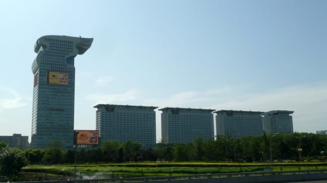 중국정부는 추방한 억만장자 궈원구이(郭浩云)로부터 압류한 베이징 39층 판구플라자(盘古大观)를 7억3400만 달러(약 8891억 원)에 매각했다. 용의 머리를 상징한 베이징 39층 판구플라자(왼쪽)와 몸통과 꼬리를 상징하는 4개의 빌딩. 사진=게티이미지/연합