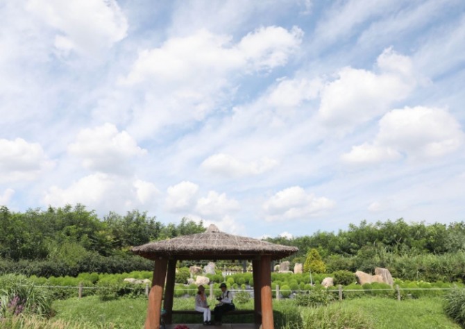 절기상 처서인 23일 오후 서울 마포구 하늘공원에서 시민들이 파란하늘속 원두막에 앉아 휴식을 취하고 있다. 사진=뉴시스