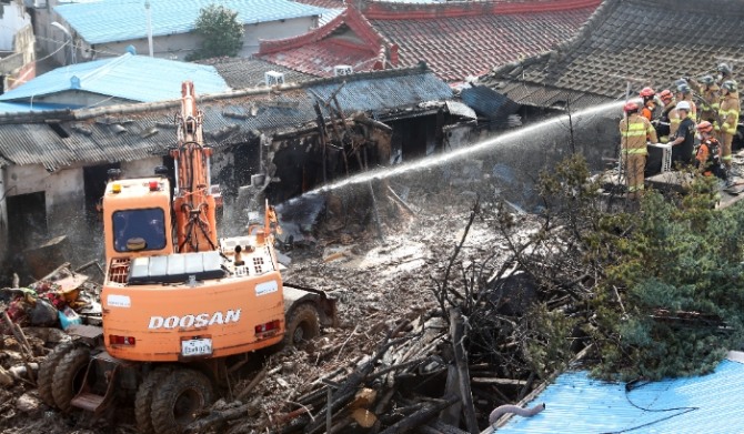 19일 새벽 4시 전북 전주시 덕진구 서노송동의 한 여인숙에서 화재가 발생하며 3명이 숨지자 출동한 소방관계자들이 추가 잔불을 제거하고 있다. 사진=뉴시스