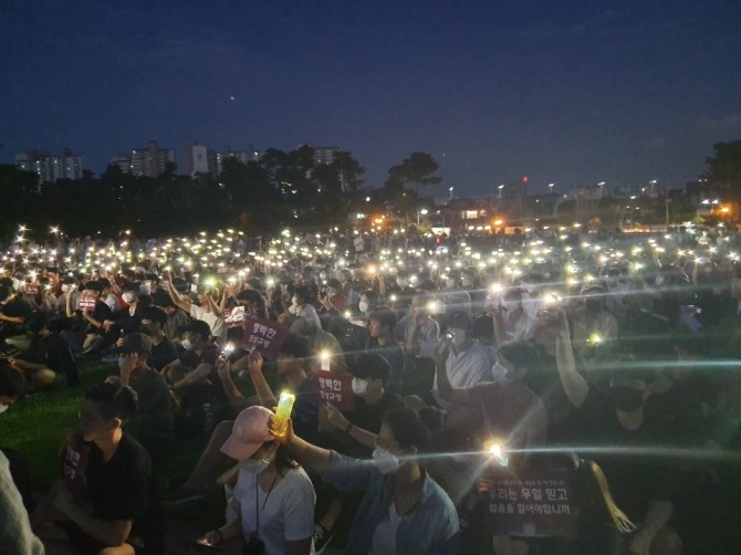 23일 오후 7시를 넘긴 시간 행사 2부에서 학생들은 목소리 높여 응원가를 부르면서 촛불 대신 핸드폰 플래시로 고려대 광장을 밝혔다. 사진=최수진기자 