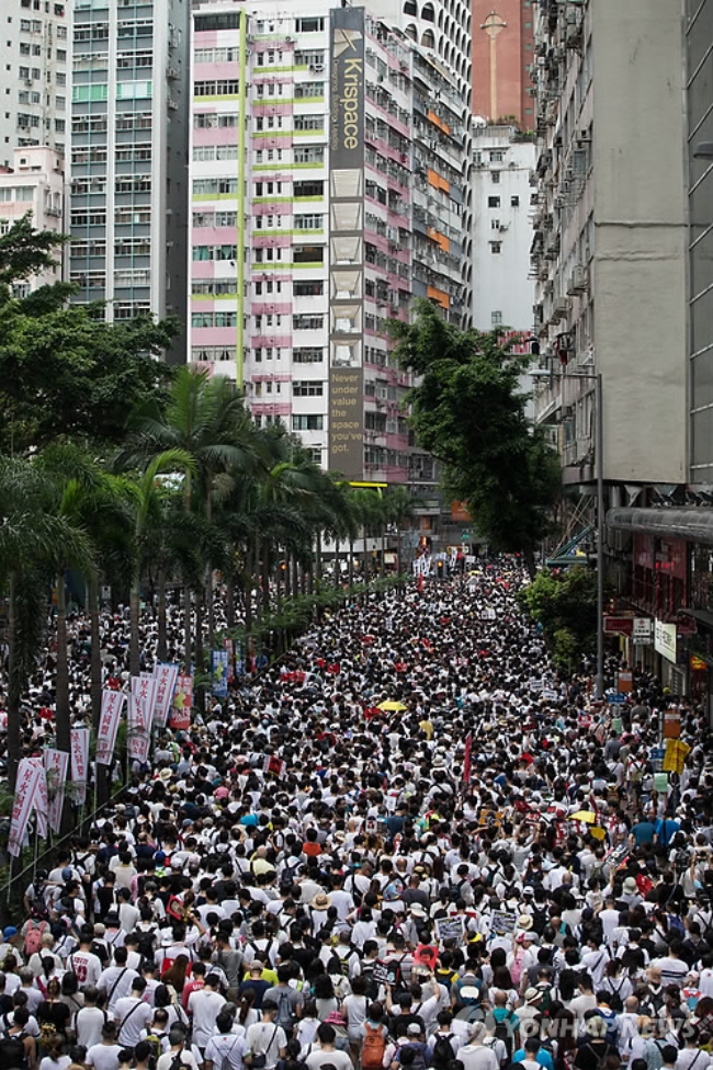 홍콩의 반정부시위가 두달을 넘기고 있다. 시민들이 이토록 완강하게 저항하고 있는 것은 '홍콩의 자유 유전자'에 대한 중국정부의 '개조 압박'이란게 전문가들의 진단이다. 