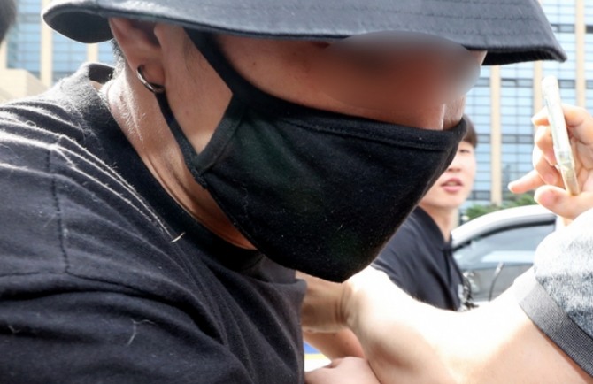 [속보] 일본 여성폭행, 용의자 얼굴 사진… 마포경찰서 입구에서 찰칵 