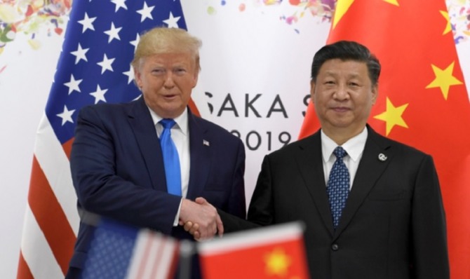 도널드 트럼프 미 대통령(왼쪽)과 시진핑(習近平) 중국 국가주석이 지난 6월 29일 주요 20개국(G20) 정상회담이 열린 일본 오사카에서 미-중 정상회담을 위해 만나 악수하고 있다. 사진=AP/뉴시스
