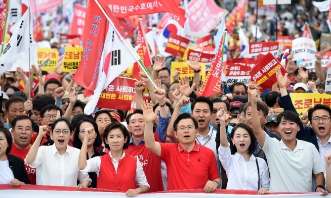 자유한국당 황교안 대표, 나경원 원내대표 등 자유한국당 의원과 당원 등이 24일 서울 종로구 세종문화회관 앞에서 문재인 정권 국정운영 규탄 집회를 가진 뒤 청와대를 향해 행진하고 있다. 사진=뉴시스