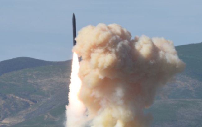 사진은 미국 국방부가 지난 2016년 1월 미국 캘리포니아주 밴던버그 공군기지에서 실시한 장거리 요격미사일 시험발사 장면. 