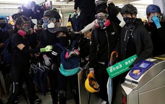 사진은 홍콩의 한 지하철역을 점거한 시위대.